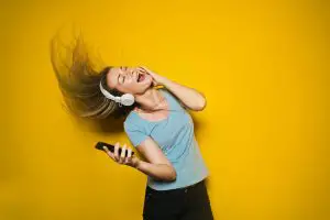 Cewek Mendengarkan lagu barat hits, populer dan terbaru 2021 via headphone